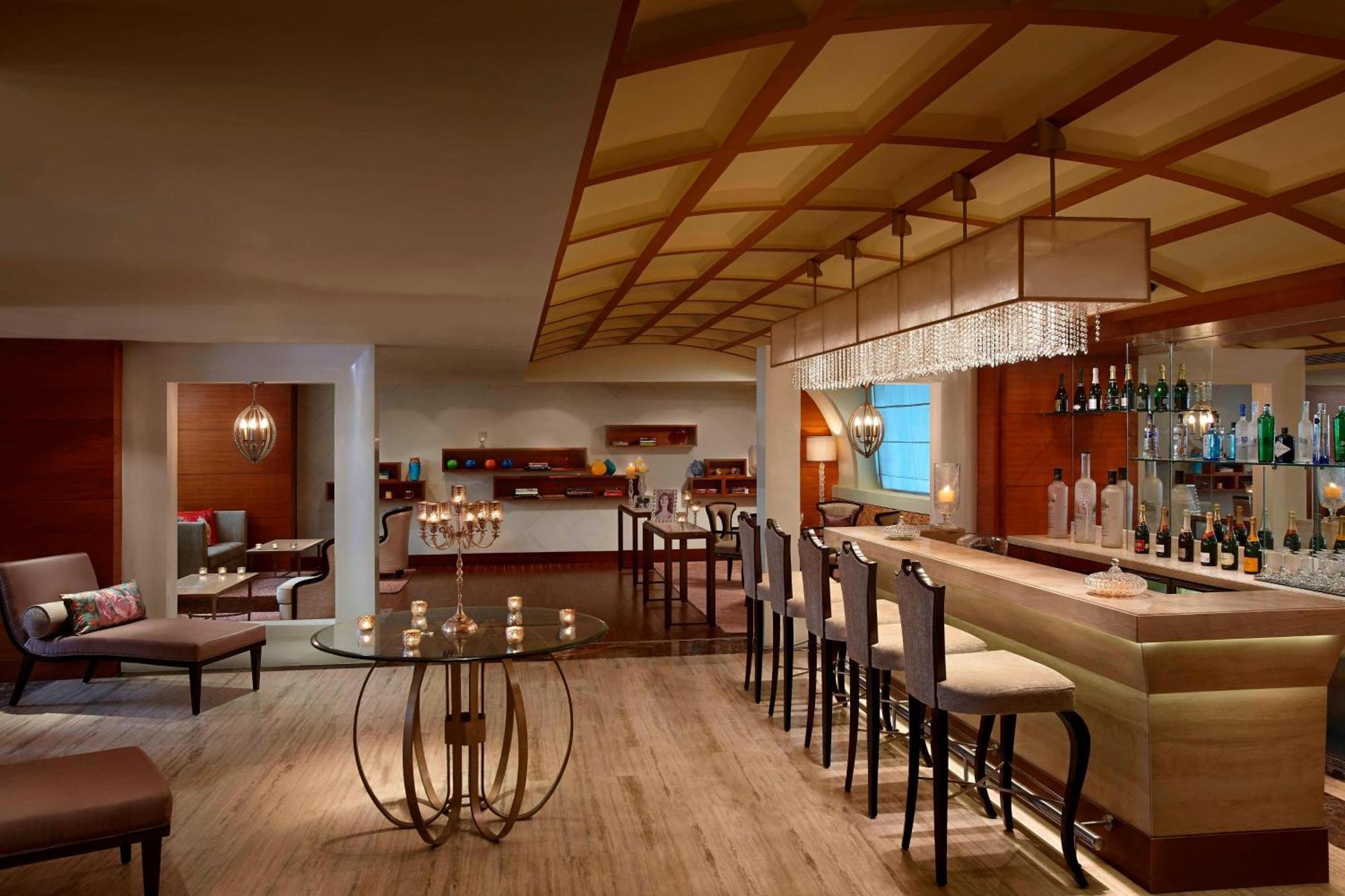 Itc Grand Chola, A Luxury Collection Hotel, Chennai Exteriör bild The bar at the Westin