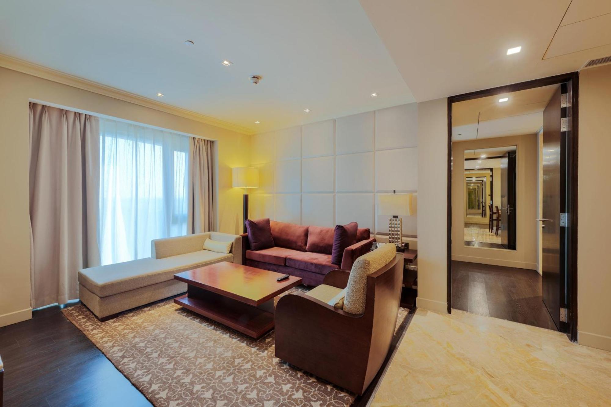 Itc Grand Chola, A Luxury Collection Hotel, Chennai Exteriör bild A living room in a suite at the hotel