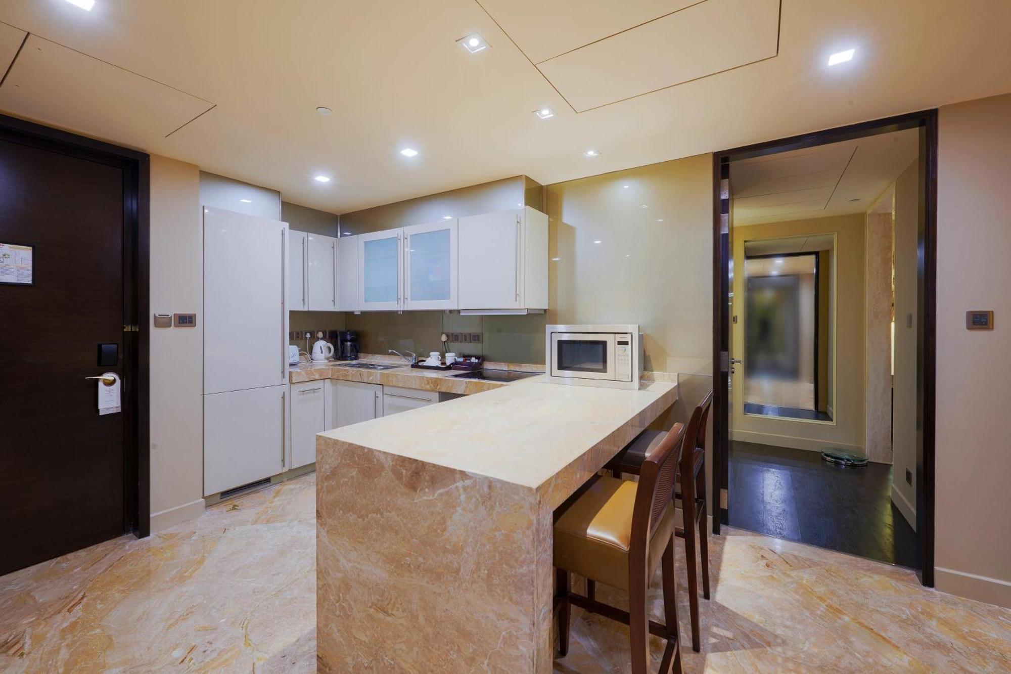 Itc Grand Chola, A Luxury Collection Hotel, Chennai Exteriör bild A kitchen in a hotel suite