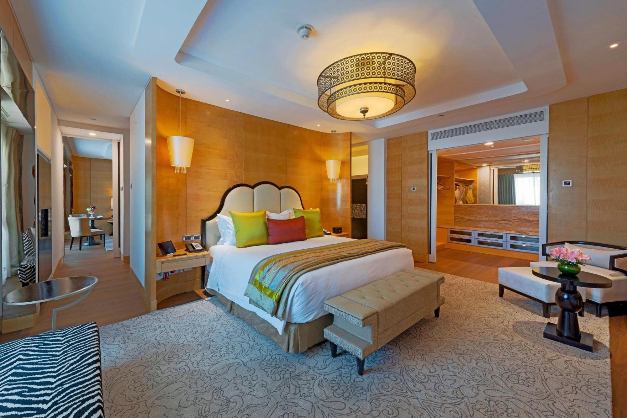 Itc Grand Chola, A Luxury Collection Hotel, Chennai Exteriör bild A bedroom at the Shangri-La Hotel, Kuala Lumpur